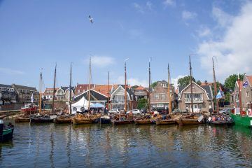 Rij met huizen aan de haven van Urk