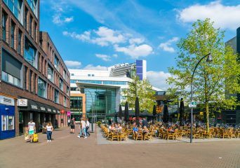 Terras Lelystad met zicht op bibliotheek