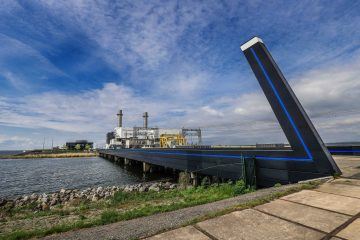 De Maxima front brug bij de centrale.