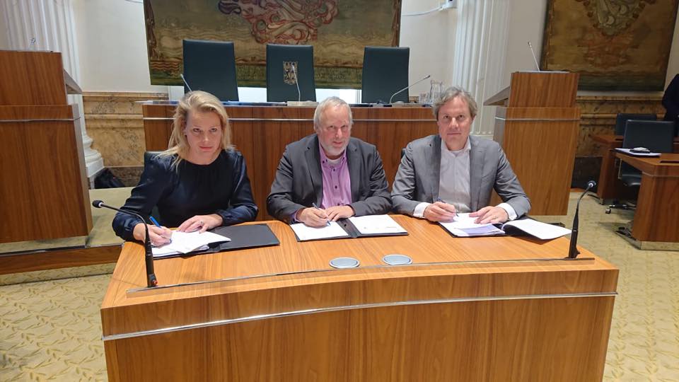 Jop Fackeldey ondertekent namens Flevoland het contract.