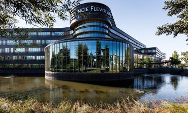 de gevel van het Provinciehuis in Lelystad