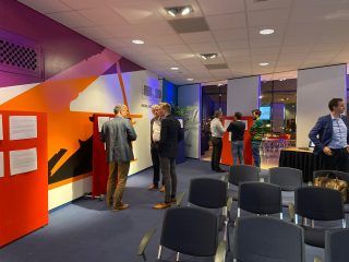 mensen in gesprek tijdens de bouwstenenmarkt