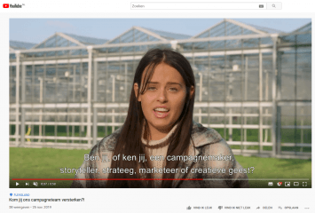 meisje praat met op de achtergrond een kas.