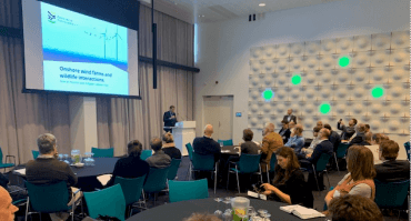 Groep mensen bekijkt samen een presentatie