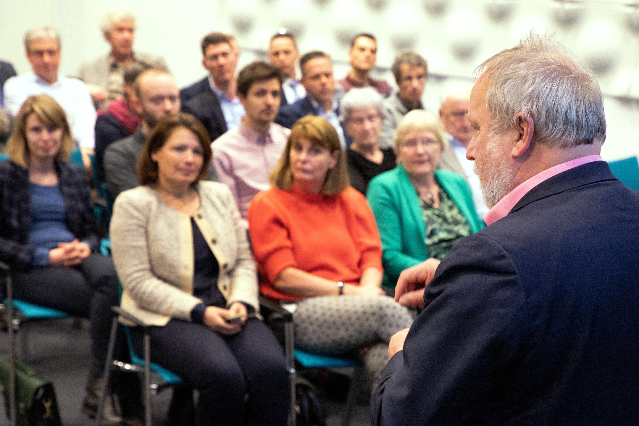 gedeputeerde Jop Fackeldey spreekt deelnemers toe.