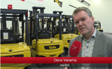 Oene Venema staat voor de camera.