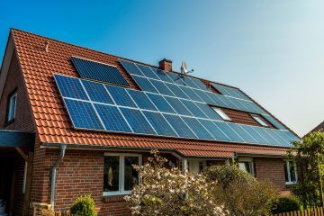 huis met zonnepanelen op het dak.