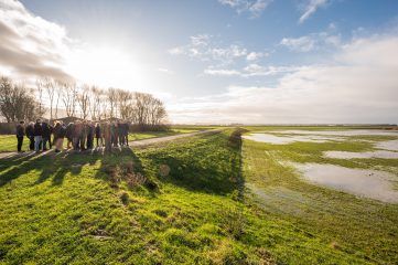 groep mensen van FEA in weiland
