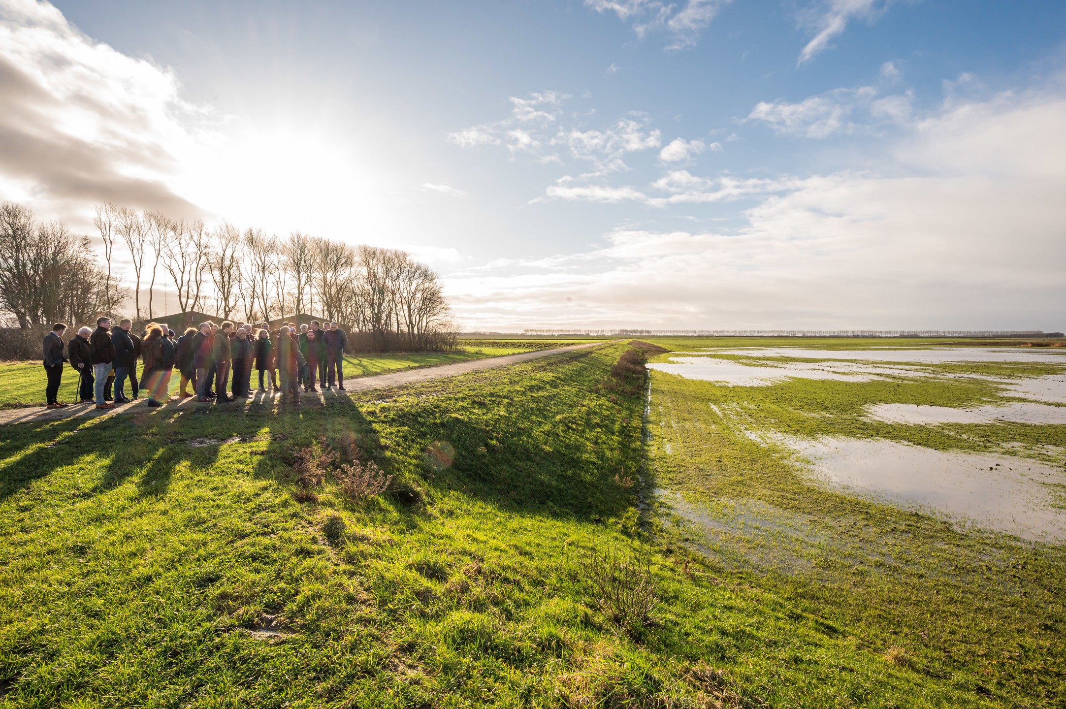 groep mensen van FEA in weiland
