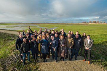 fea delegatie poseert in weiland.