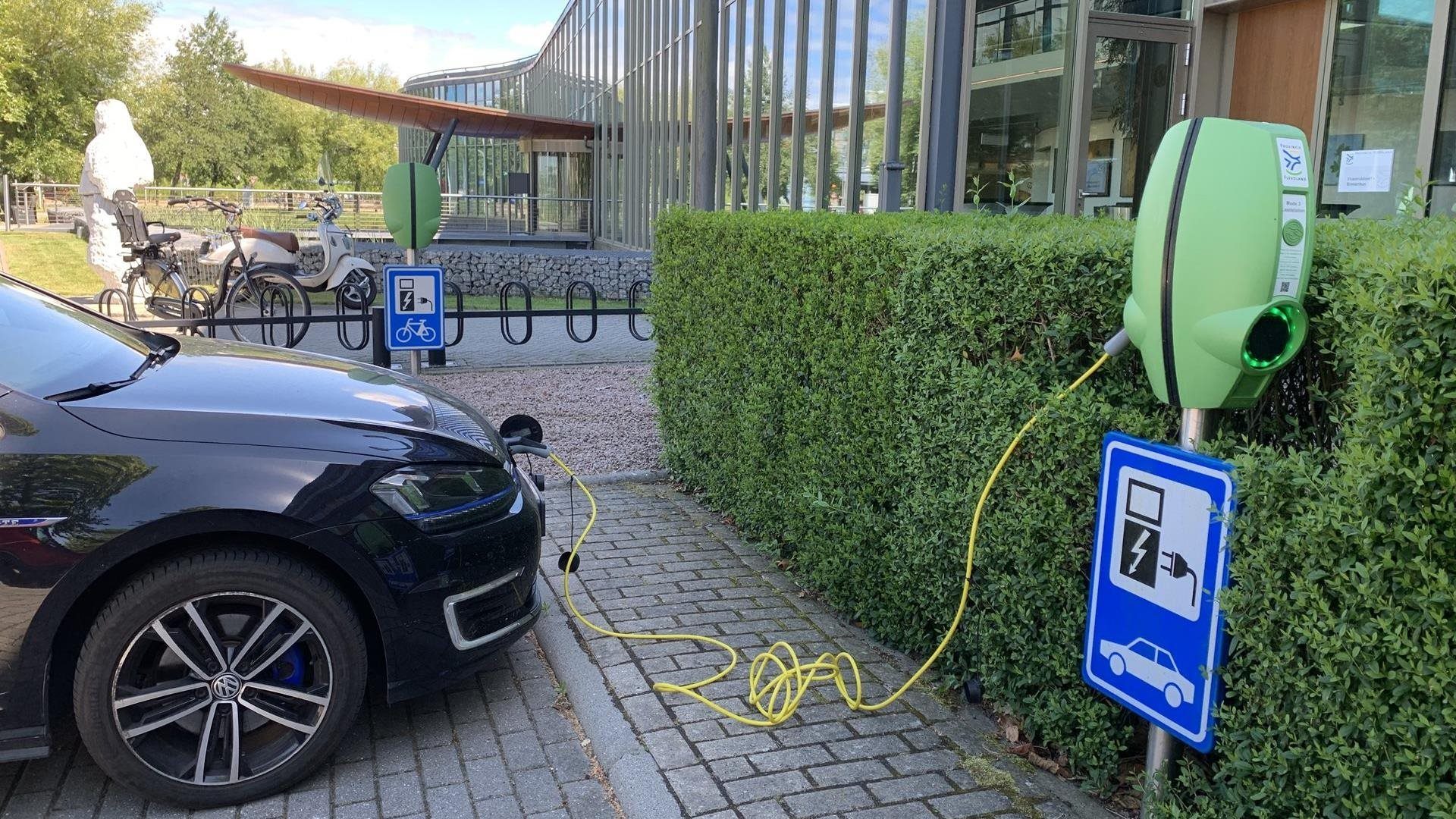 laadpaal bij het provinciehuis.