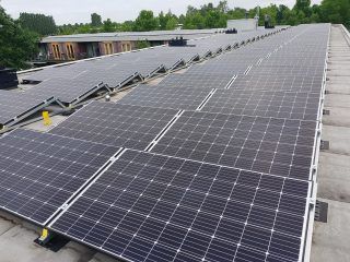 zonnepanelen op het zuidelijk dak.