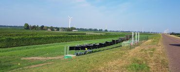 Hangende zonnepanelen op de Knardijk