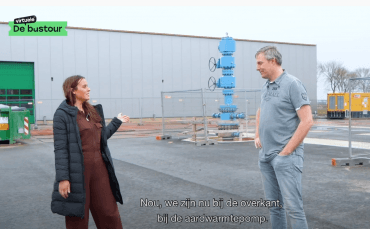 Reporter Julia in gesprek met rozenkweker Bram Bernhard