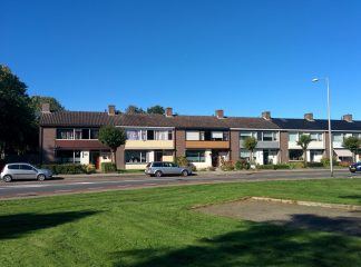 Woonwijk in Emmeloord. We kijken naar een aantal rijtjeswoningen.