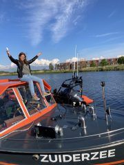 Julia zit op het dak van een elektrische rondvaartboot