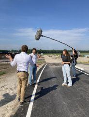 Cameraploeg filmt het interview van Julia met twee mensen van Lidl Oosterwold