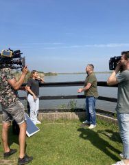Cameraploeg filmt het interview van Julia met Bauke van Flevofood