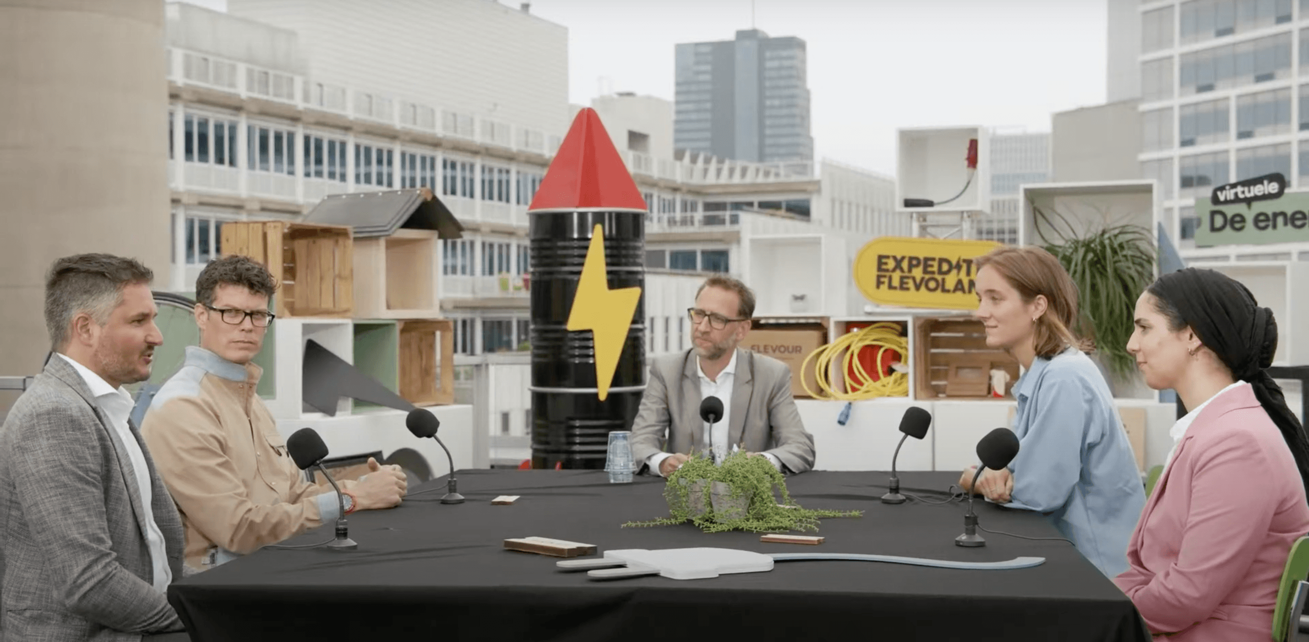 gasten aan tafel bij de energietour