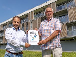 Sander Eising (Mercatus) en Peter Brouwer (r) (Energie Pioniers Noordoostpolder) met het manifest