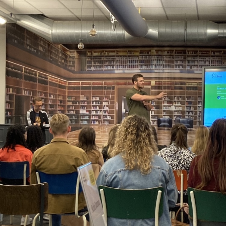 Een student presenteert zijn idee voor de groep.