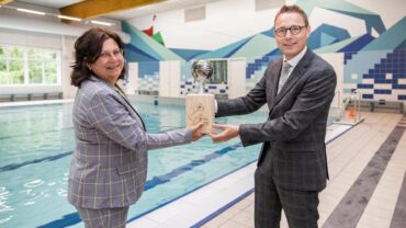 Cora Smelik reikt de duurzame bokaal uit aan wethouder Gerrit Post van Urk.