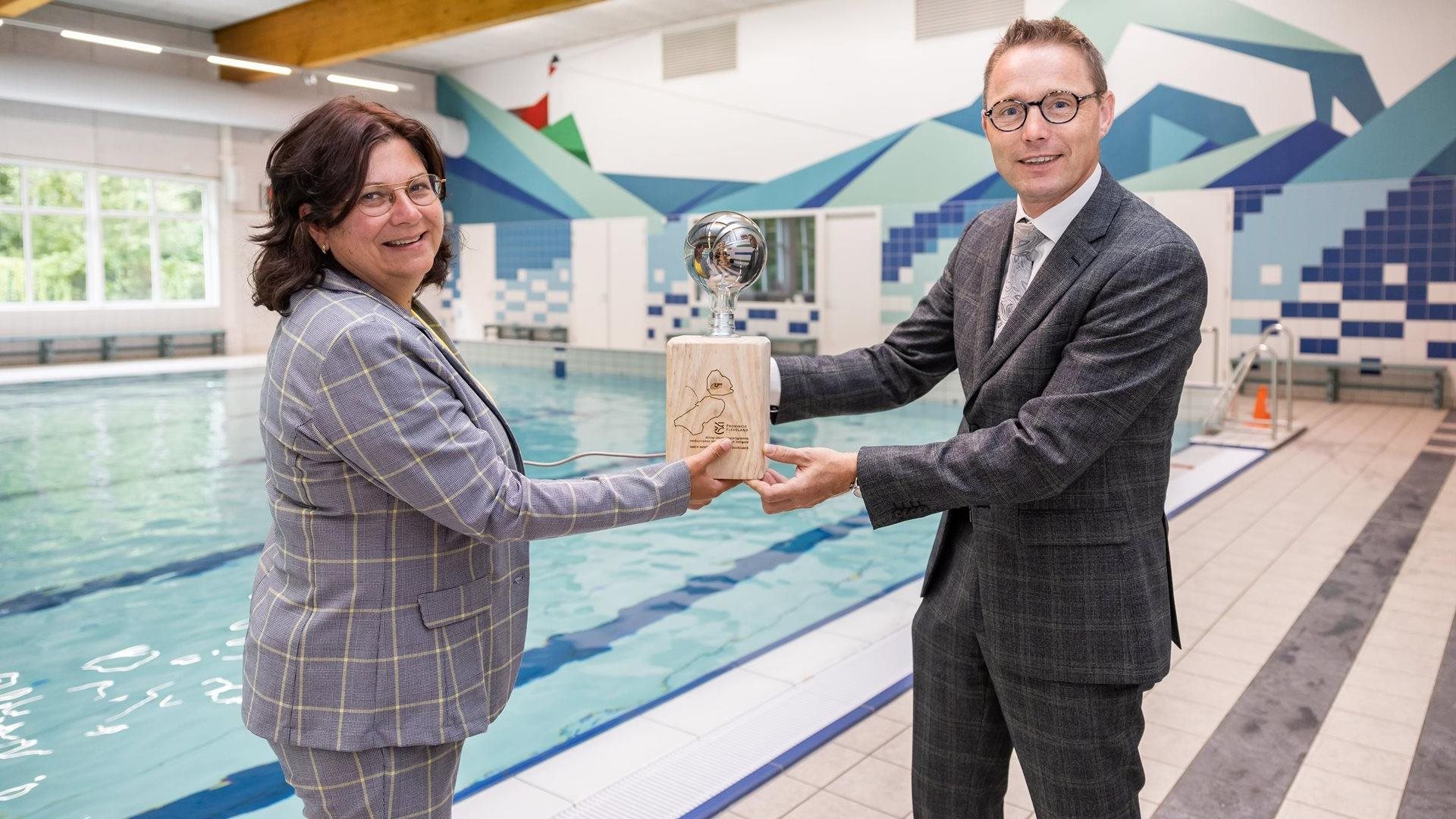 Cora Smelik reikt de duurzame bokaal uit aan wethouder Gerrit Post van Urk.