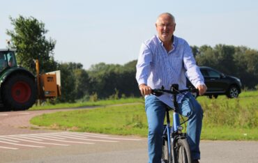 Peter Brouwer op een elektrische fiets.