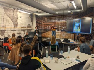 Studenten van het Honours Programma presenteren hun ideeen.