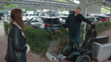 Energiereporter Julia interviewt de eigenaar van Flevolbike bij de Powerparking in Dronten.