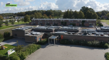 Een huizenblok in Nagele met allerlei apparatuur op het dak.