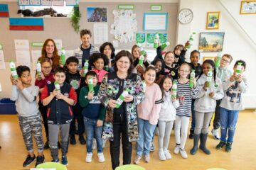 Cora Smelik samen met een schoolklas.