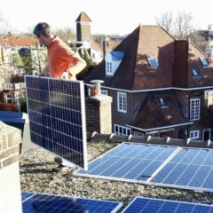 Matthijs Meijer plaatst zonnepanelen op zijn dak.