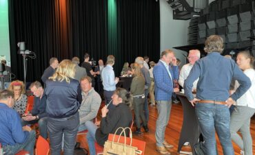 Bezoekers van de energietour zijn met elkaar aan het borrelen.