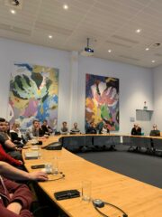 De Tsechen rond een tafel in het provinciehuis