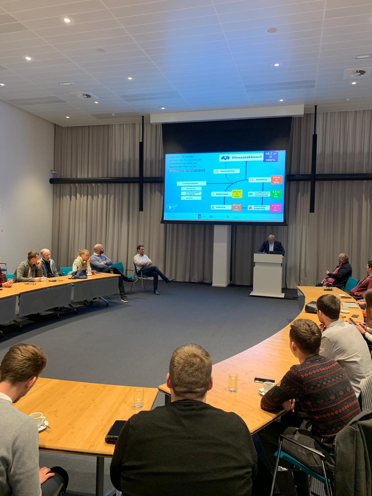 De Tsjechische delegatie wordt toegesproken door Jop Fackeldey