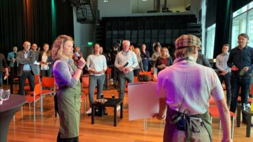 De dames van Waste to Success doen een quiz met de bezoekers van de energietour