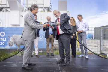 Bas Pulles en Jop Fackeldey openden de REF door twee stekkers met elkaar te verbinden.