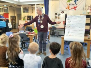 Klimaatburgemeester van Lelystad geeft les aan kinderen van een basisschool