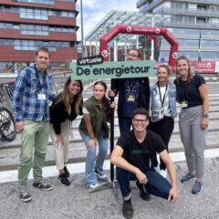Het Expeditieteam staat bij elkaar voor groepsfoto rondom het bord van de Energietour.