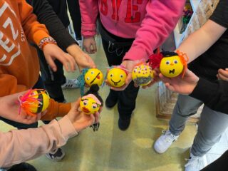 Leerlingen tonen hun zelf gemaakte 'energievreters'