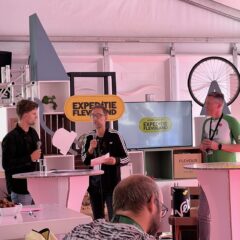 Milieu Service Nederland staat voor groep te vertellen over hun werk.