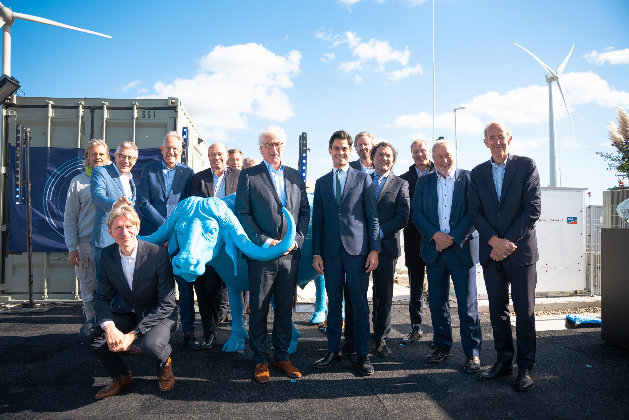 Minister Rob Jetten samen met alle initiatiefnemers bij de Buffalo batterij