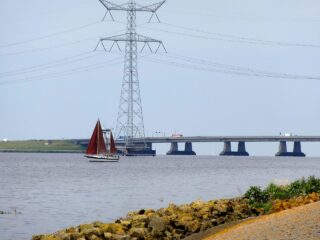 Hoogspanningskabels langs de Ketelbrug