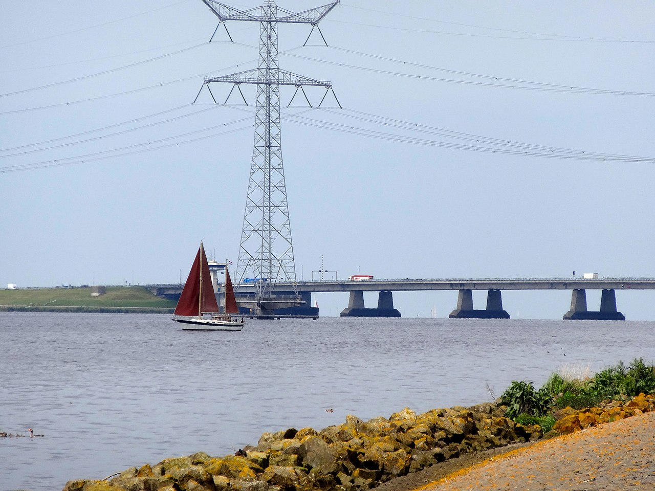 Hoogspanningskabels langs de Ketelbrug