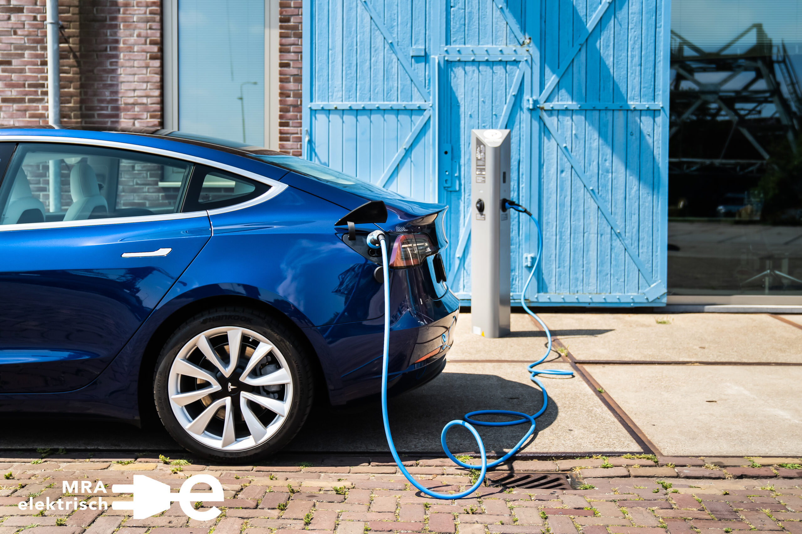 Elektrische auto aan de laadpaal