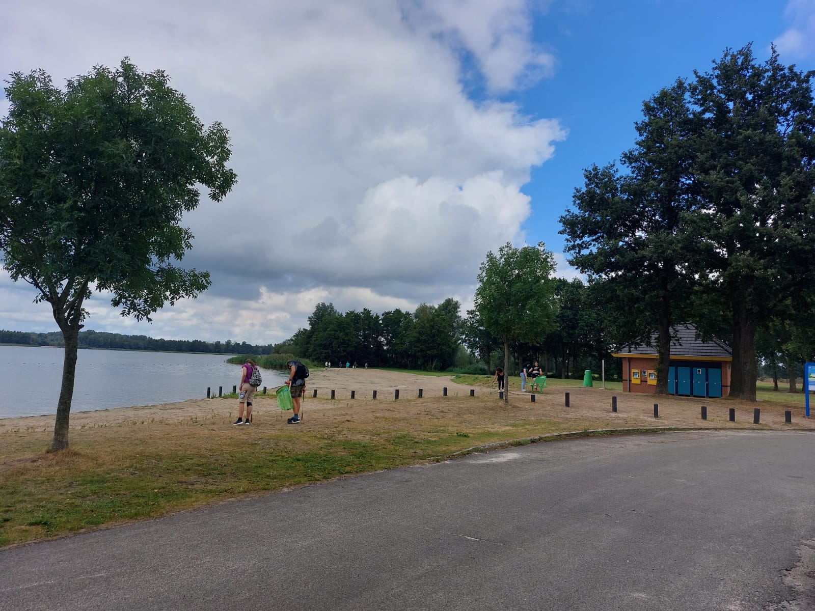 Afvalprikken op een strand bij Lelystad.