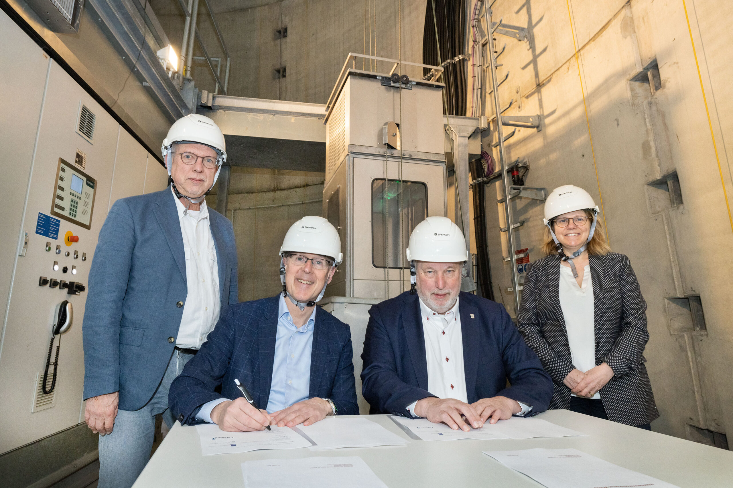 In de 4,2 MW testturbine van Enercon aan de Lelystadse Runderweg, startten drie overheden en initiatiefnemer Vereniging Windplan West formeel de verkenning voor het laatste grote windplan in Flevoland. Op de foto (v.l.n.r.) Sjaak Kruis, wethouder Klimaat & Natuur van de gemeente Lelystad, Bart Krol, voorzitter van Vereniging Windplan West, Jop Fackeldey, gedeputeerde Energietransitie bij Provincie Flevoland en Dorothé Albers, MT-lid Realisatie Energietransitie bij het ministerie van Economische Zaken en Klimaat.