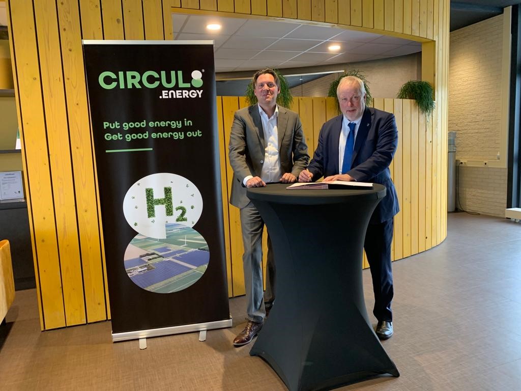 Luke Bouwman en Jop Fackeldey tekenen de overeenkomst voor een bord van Circul8