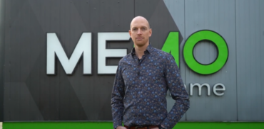 Sander Vinke van Memo voor een naambord van zijn bedrijf